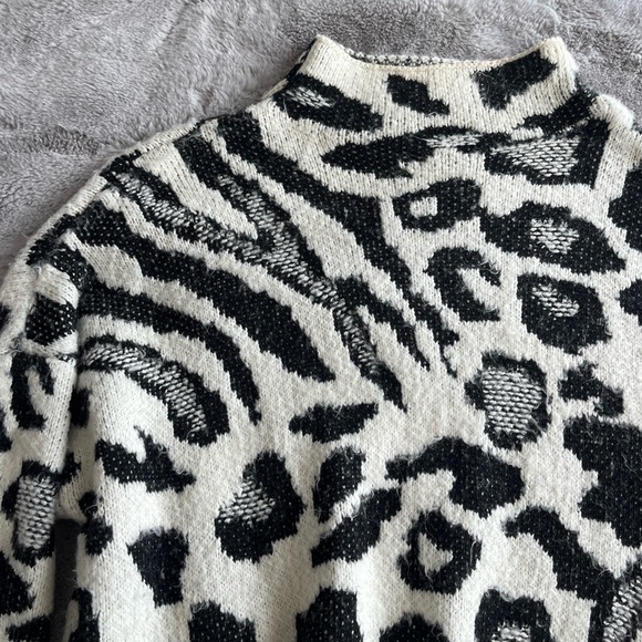 FOREVER 21 Black & White Print Sweater - Picture 2 of 4
